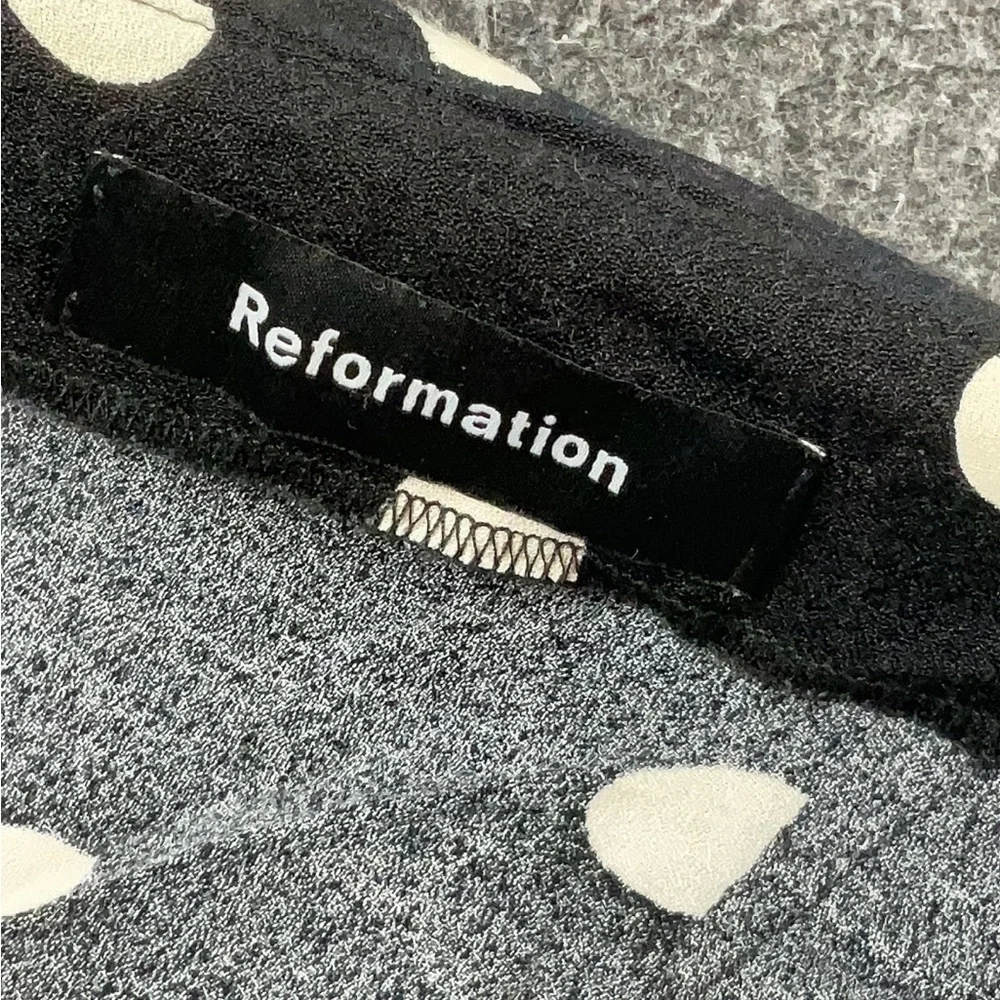 Reformation skirt. 53% Viscose, 47% Rayon - Picture 3 of 4